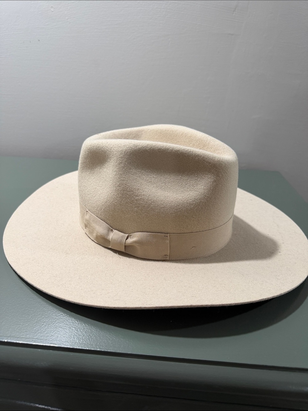 Women’s Wide-Brim Felt Fedora Hat in Cream
